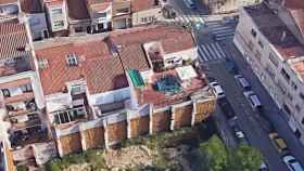 Vista de la piscina desmontable que ha hundido el techo de un edificio en Terrassa / GOOGLE MAPS