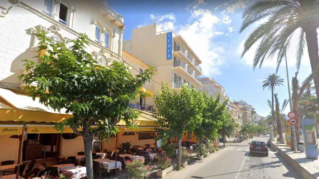 Exterior de un hotel de Sitges, donde el hombre retuvo y agredió a su pareja / GOOGLE MAPS