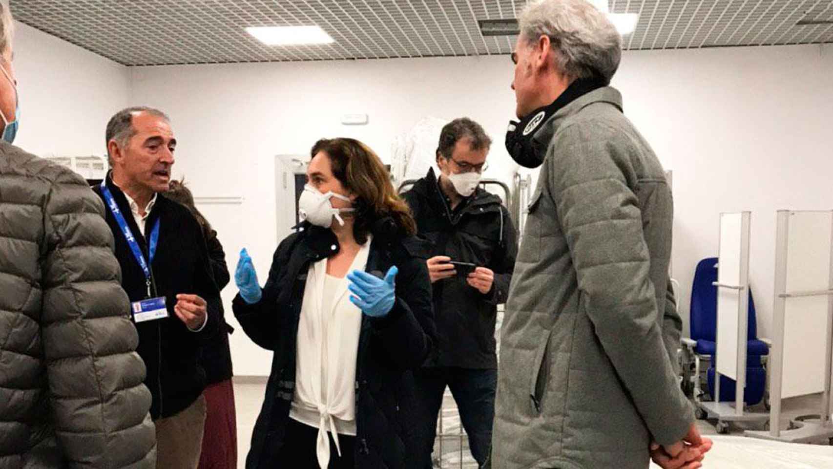 Ada Colau, alcaldesa de Barcelona, protegida con una mascarilla filtrante FFP2/FFP3 en el hospital de campaña de Vall d'Hebron / AjBCN