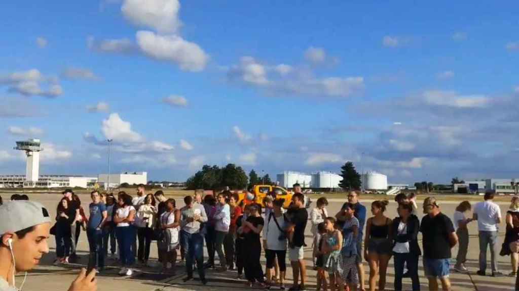 Imagen del desalojo del vuelo de Transavia entre París y Barcelona que fue desalojado por la presencia de un pasajero con un cuchillo de cerámica / CG