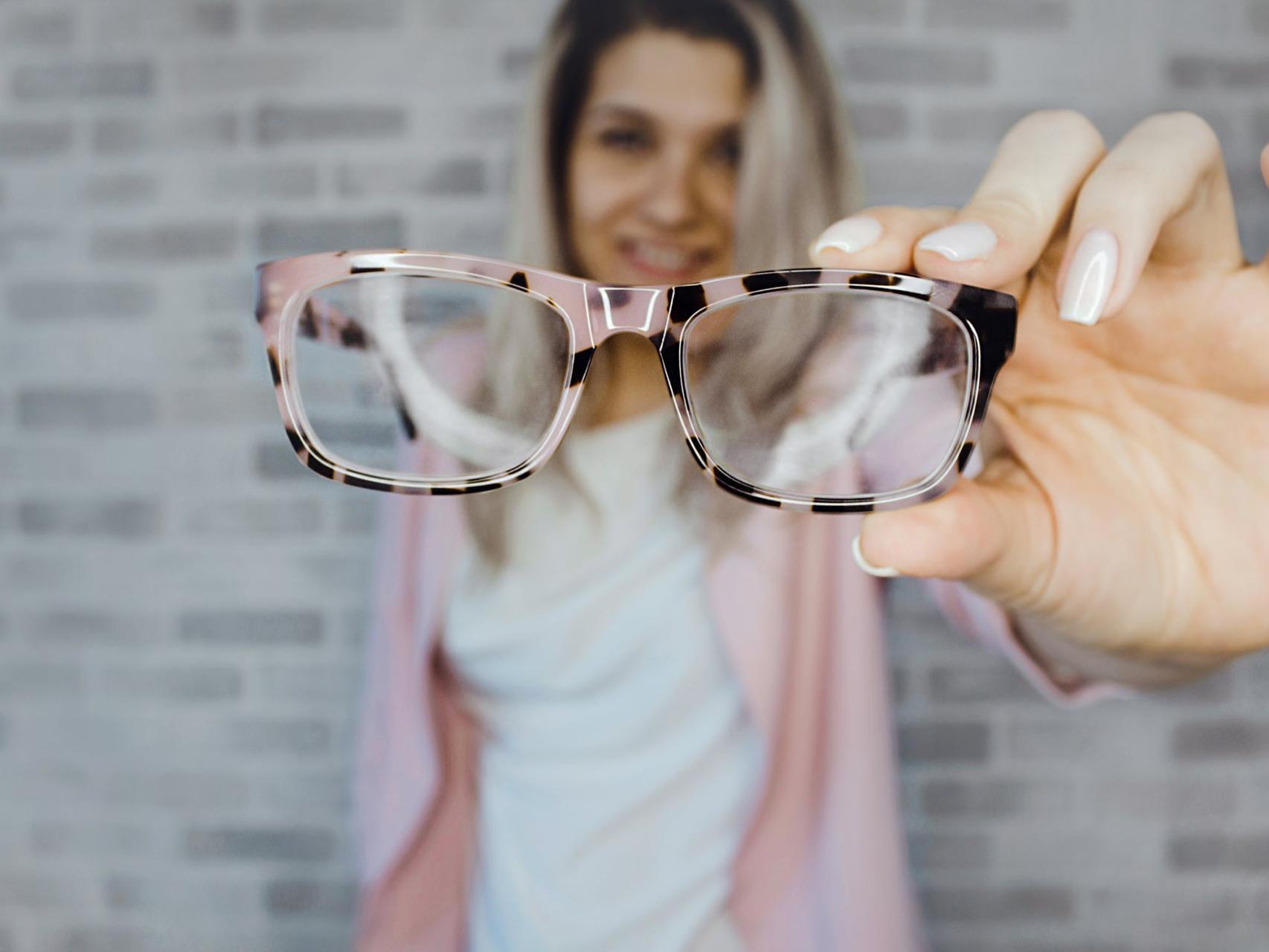 Unas gafas que nos permiten cambiar de cerca a lejos con un sensor tactil