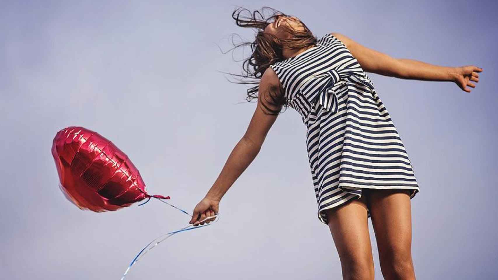 Mujer celebrando San Valentín en Barcelona / PIXABAY