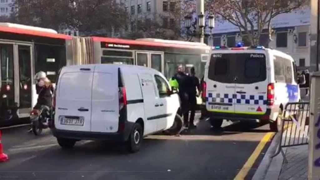 Imagen del accidente contra el control antiterrorista de Las Ramblas / CG