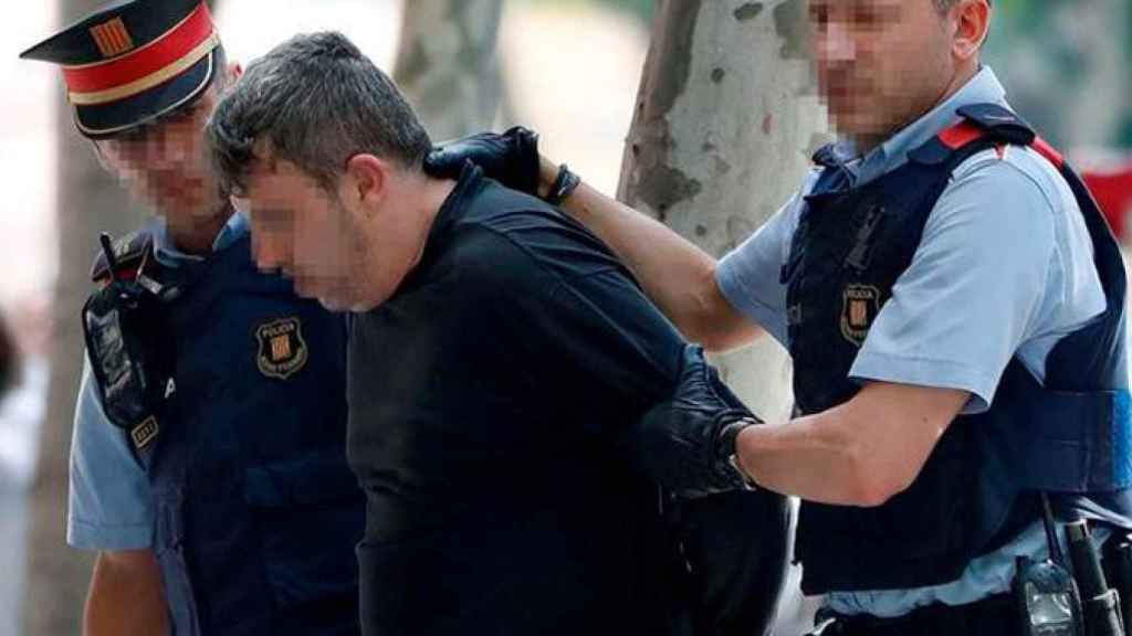 Mossos d'esquadra custodian al detenido en relación con el asesinato de una niña de 13 años en Vilanovai la Geltrú (Barcelona) / EFE