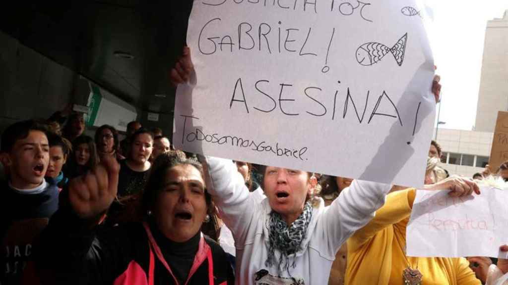 Algunos de los manifestantes que se concentraron ayer frente a los juzgados de Almería / EFE