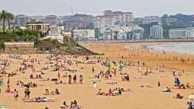 La playa santanderina de El Sardinero el lunes, cuando se registraron altas temperaturas / EFE