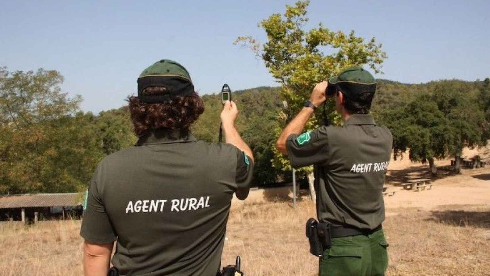 Dos agentes rurales inspeccionan un terreno en una imagen de archivo / CG