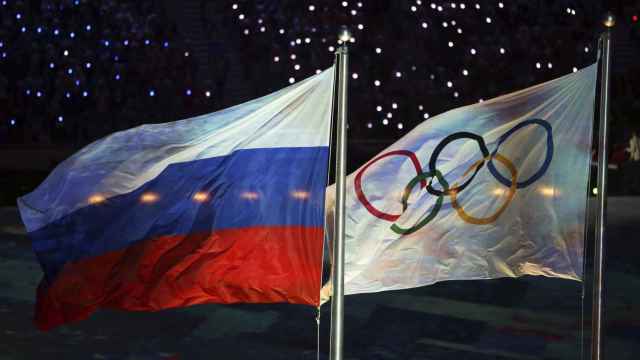 Una bandera rusa junto a la olímpica / EFE