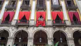 Dos integrantes del cabaret El Plata de Zaragoza en el balcón del Ocaña, en la Plaza Reial de Barcelona / CG