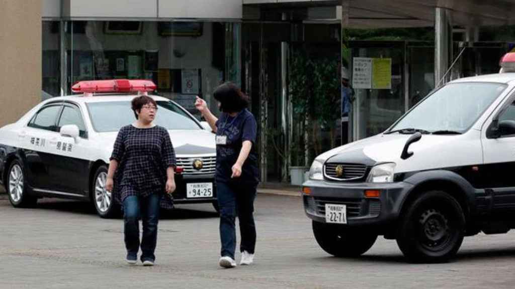 Dos mujeres pasan por delante de la residencia de discapacitados psíquicos en la que un jóven de 26 años acabó con la vida de 19 internos.