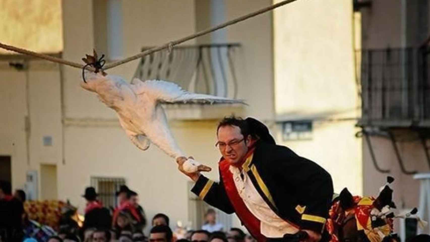 Imagen de la cruel festividad en la que se decapitan patos.