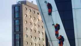 Activistas de Greenpeace escalando una de las torres KIO de Madrid.