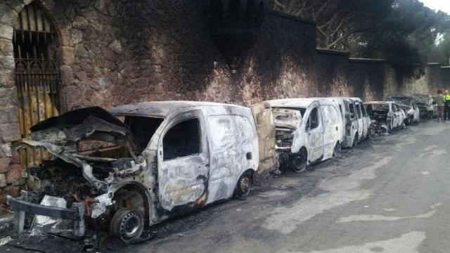 Vehículos quemados en las inmediaciones del Park Güell de Barcelona