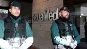 Agentes de la Guardia Civil en la puerta de Acuamed