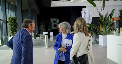 La subdirectora de Crónica Global, María Jesús Cañizares, recibe al presidente del RACC, Josep Mateu, en las instalaciones del DFactory donde se celebran las jornadas 'DespertaBCN' / SIMÓN SÁNCHEZ