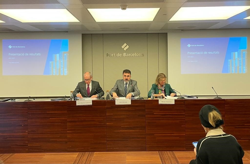 El presidente del Puerto de Barcelona, Lluís Salvadó, en una rueda de prensa junto al director general, José Alberto Carbonell, y la subdirectora general de Económico Financiero, Miriam Alaminos / EUROPA PRESS