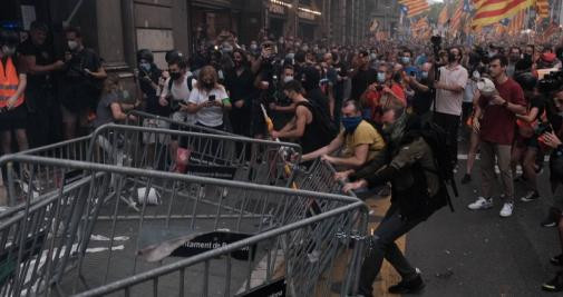 Manifestantes independentistas atacan la Jefatura de la Policía Nacional de Via Laietana en Barcelona durante la Diada 2021 / PABLO MIRANZO