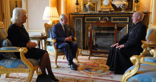 El rey Carlos III y la reina consorte con el arzobispo de Canterbury / EUROPA PRESS