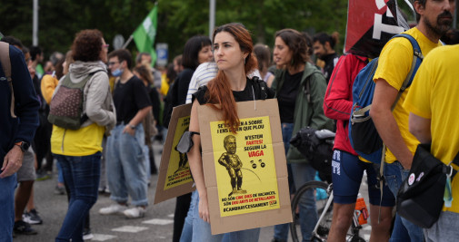 Una docente se moviliza en Barcelona / LUIS MIGUEL AÑÓN (CG)