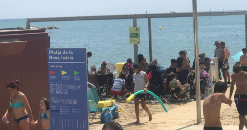 Aglomeración en Nova Icària, la única playa con módulo adaptado / PLAYAS ACCESIBLES