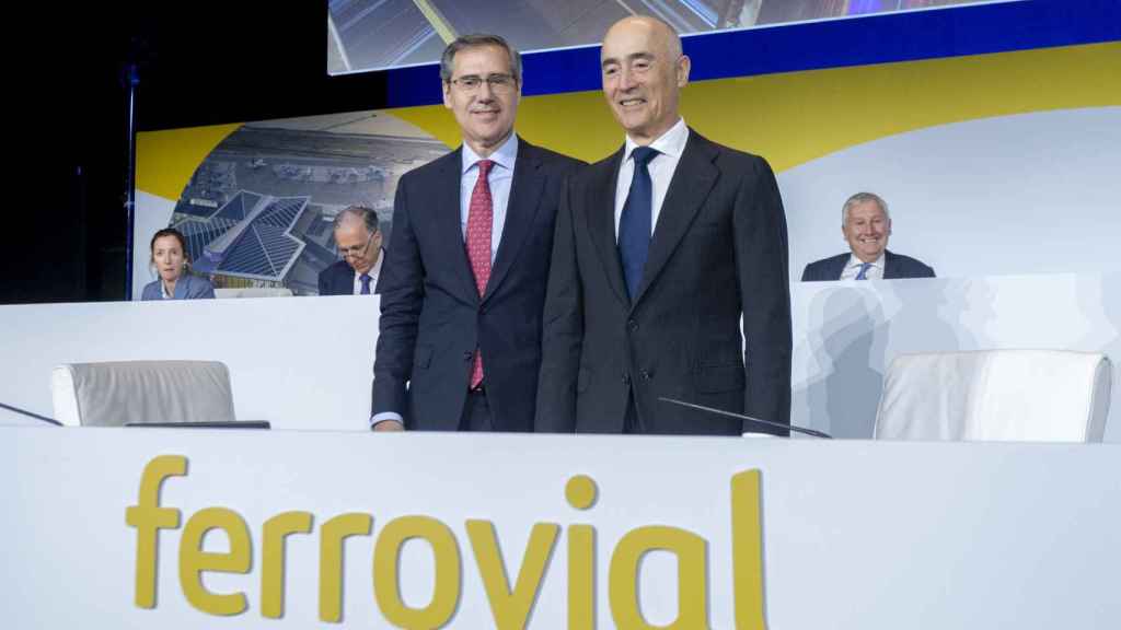 El presidente de Ferrovial, Rafael del Pino (dcha.), junto al consejero delegado, Ignacio Madridejos, antes del inicio de la junta de la compañía / EP