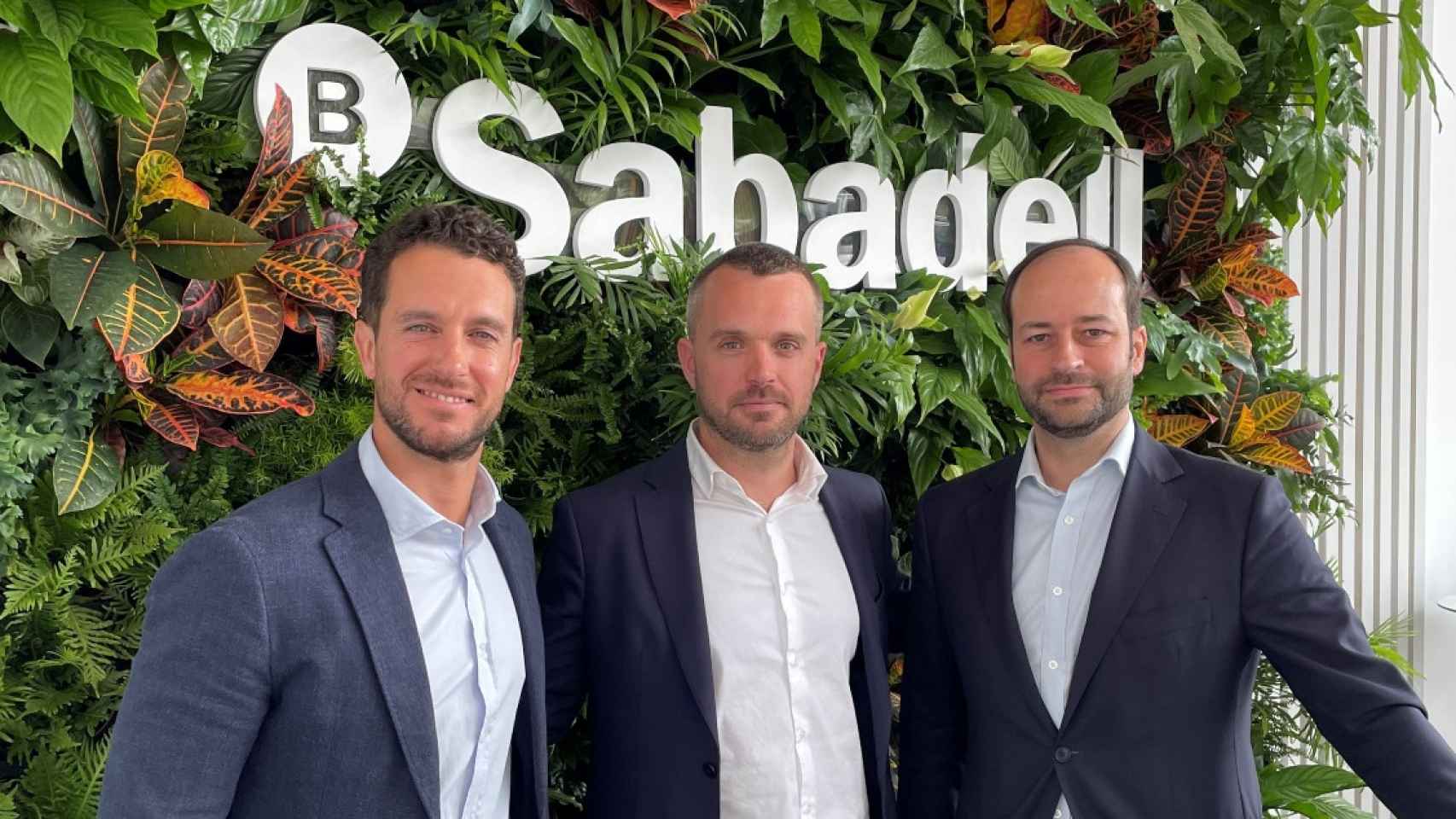 De izquierda a derecha: Guillem Masferrer ('partner' en Asabys Partners), Xavier Palomer (fundador y presidente de Amelia Virtual Care) y Raúl Rodriguez (subdirector general del Banco Sabadell) / CEDIDA