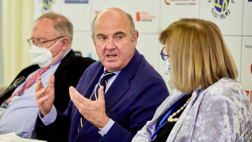 El vicepresidente del Banco Central Europeo, Luis de Guindos, junto a la presidenta de la FIOP, Anna Balletbò (d), y el presidente de la Cámara de Comercio de España, Josep Lluis Bonet (i), en el XXVI Encuentro de Economía de S'Agaró / EFE - David Borrat