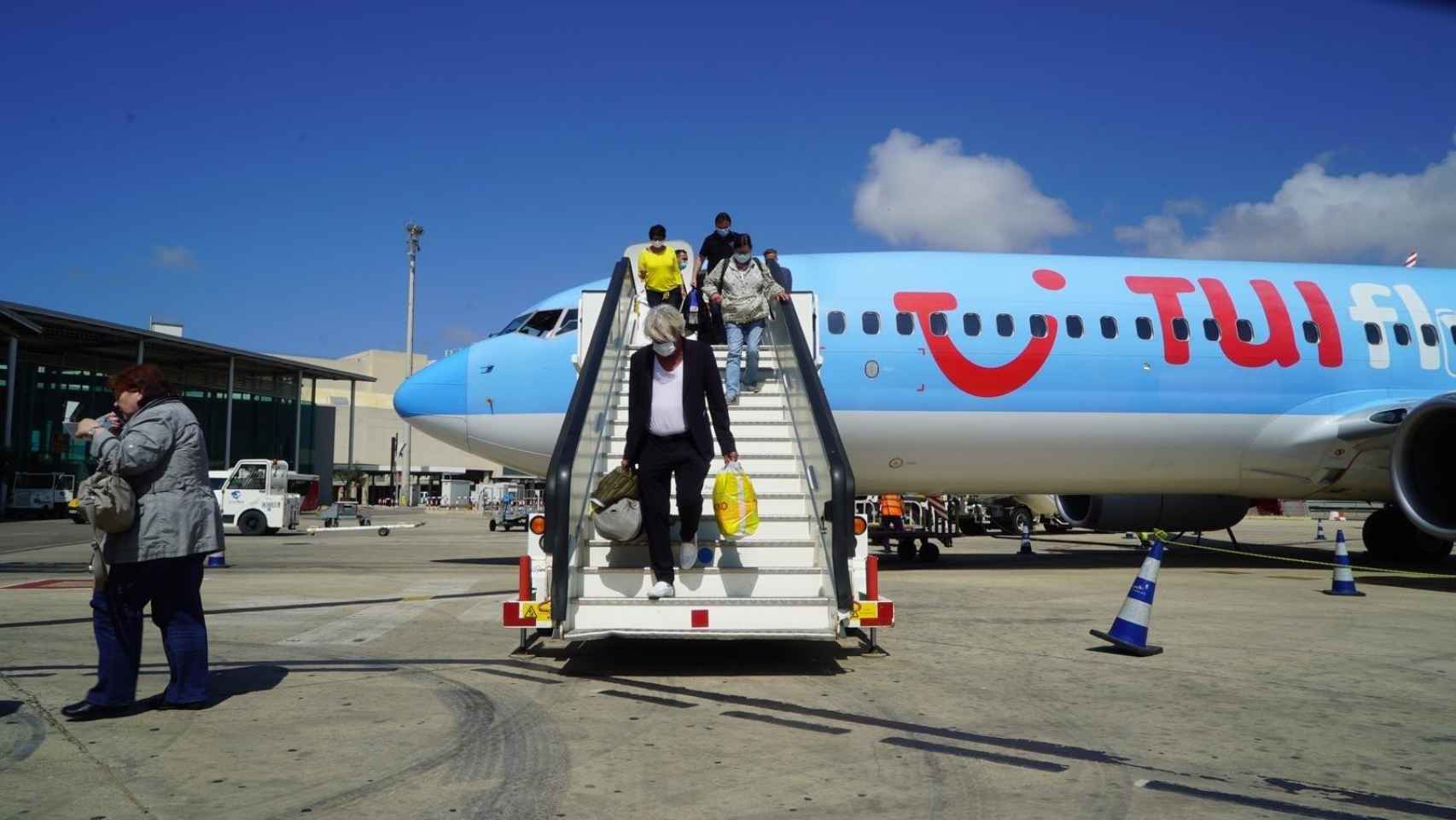 Turistas en un avión del grupo TUI / EP