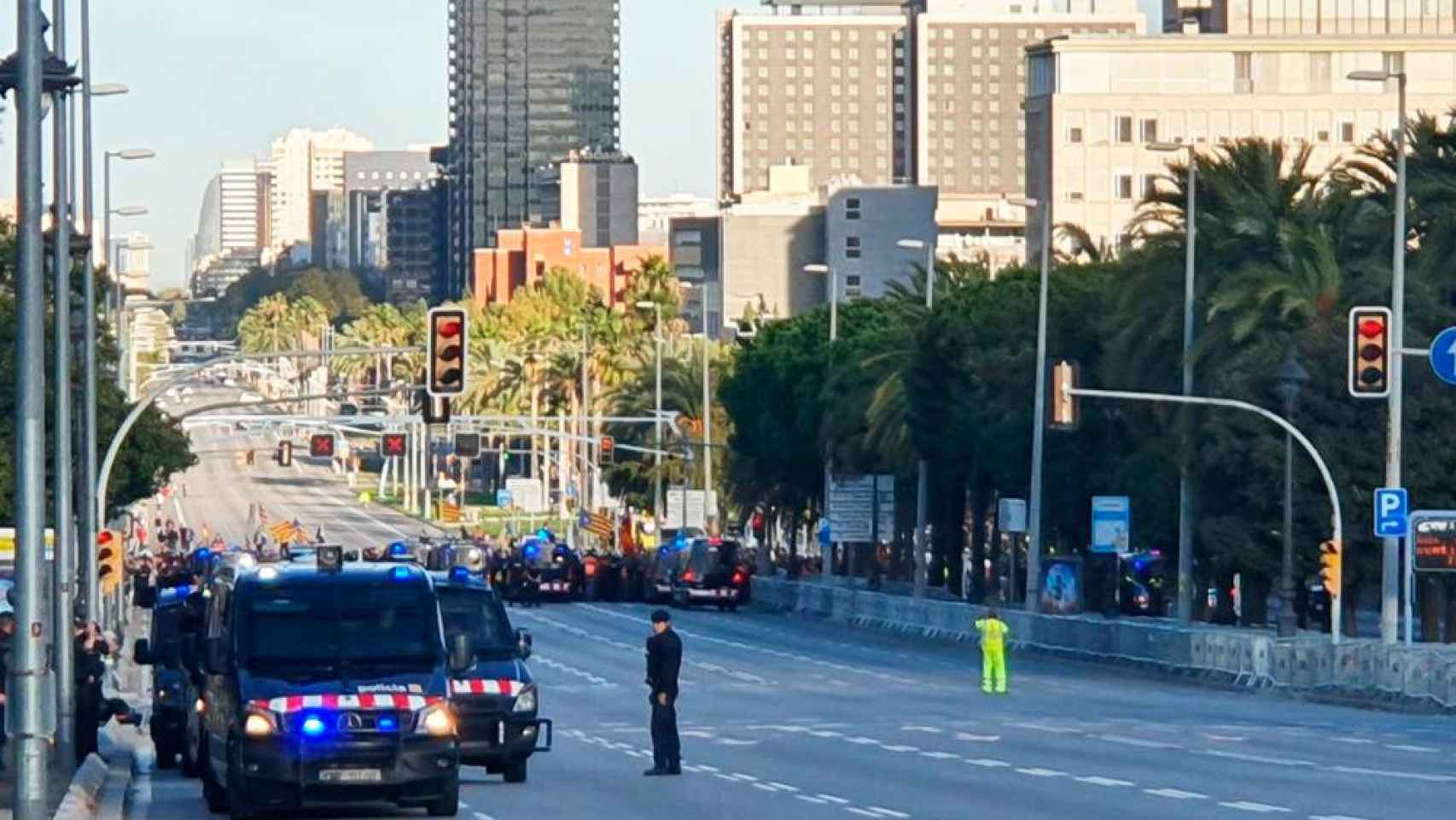 Imagen de los CDR asediando el Palacio de Congresos de Cataluña y el Fairmont Juan Carlos I, donde se aloja el rey Felipe VI / CG