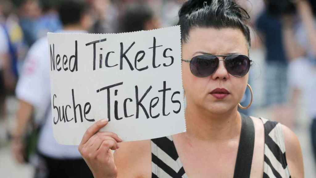 Imagen de una chica en la reventa de entradas