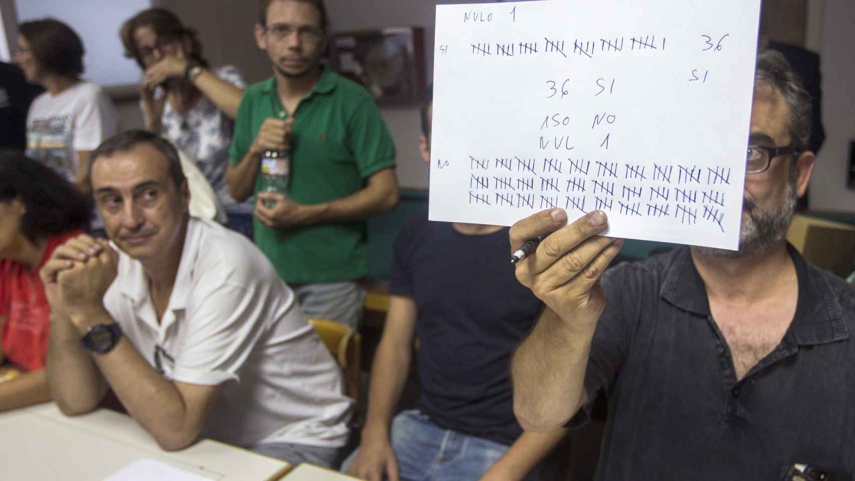 La votación de los trabajadores de Eulen para llevar a cabo la huelga en el aeropuerto de El Prat / EFE