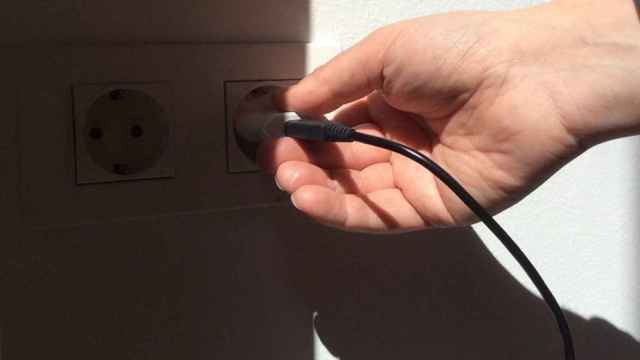 Un consumidor desconectando un aparato eléctrico / EP