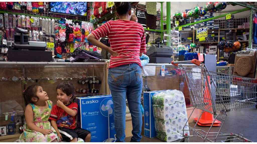 Una familia comprando en una tienda.