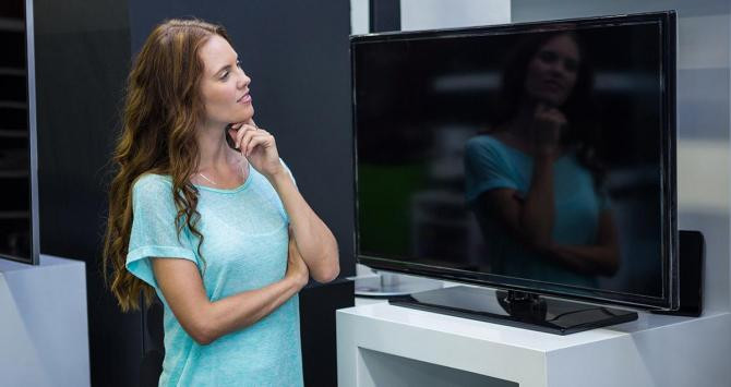 Una mujer en una tienda de televisores