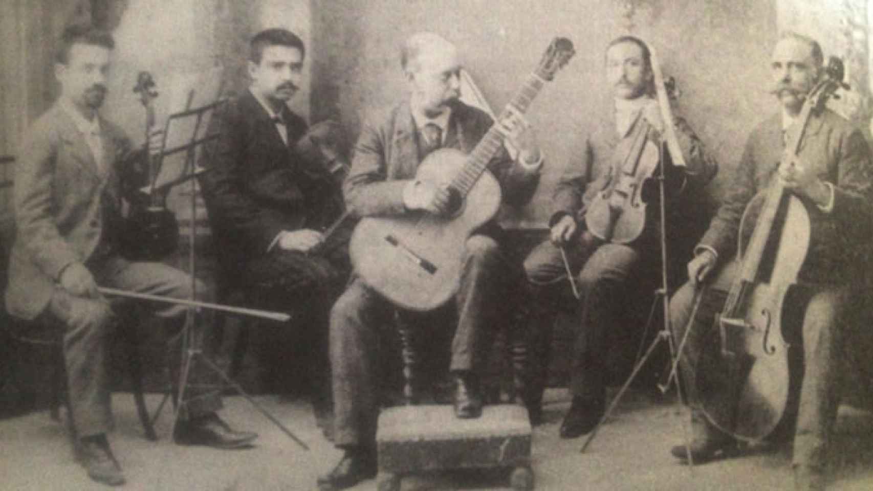 Federico Cano tocando una guitarra construida por Antonio de Torres / CG