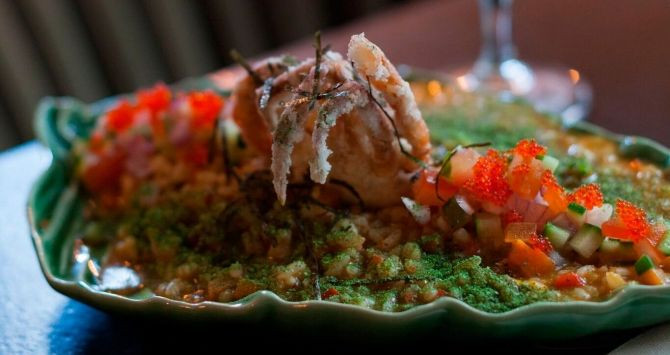 Arroz verde con caldo de marisco y soft Shell Crab