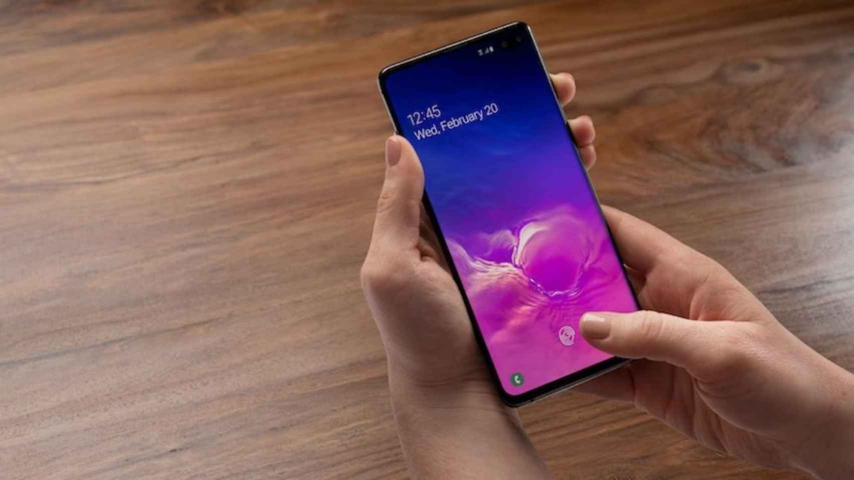 Un usuario usa el lector de huella dactilar en la pantalla de un Samsung Galaxy / Europa Press