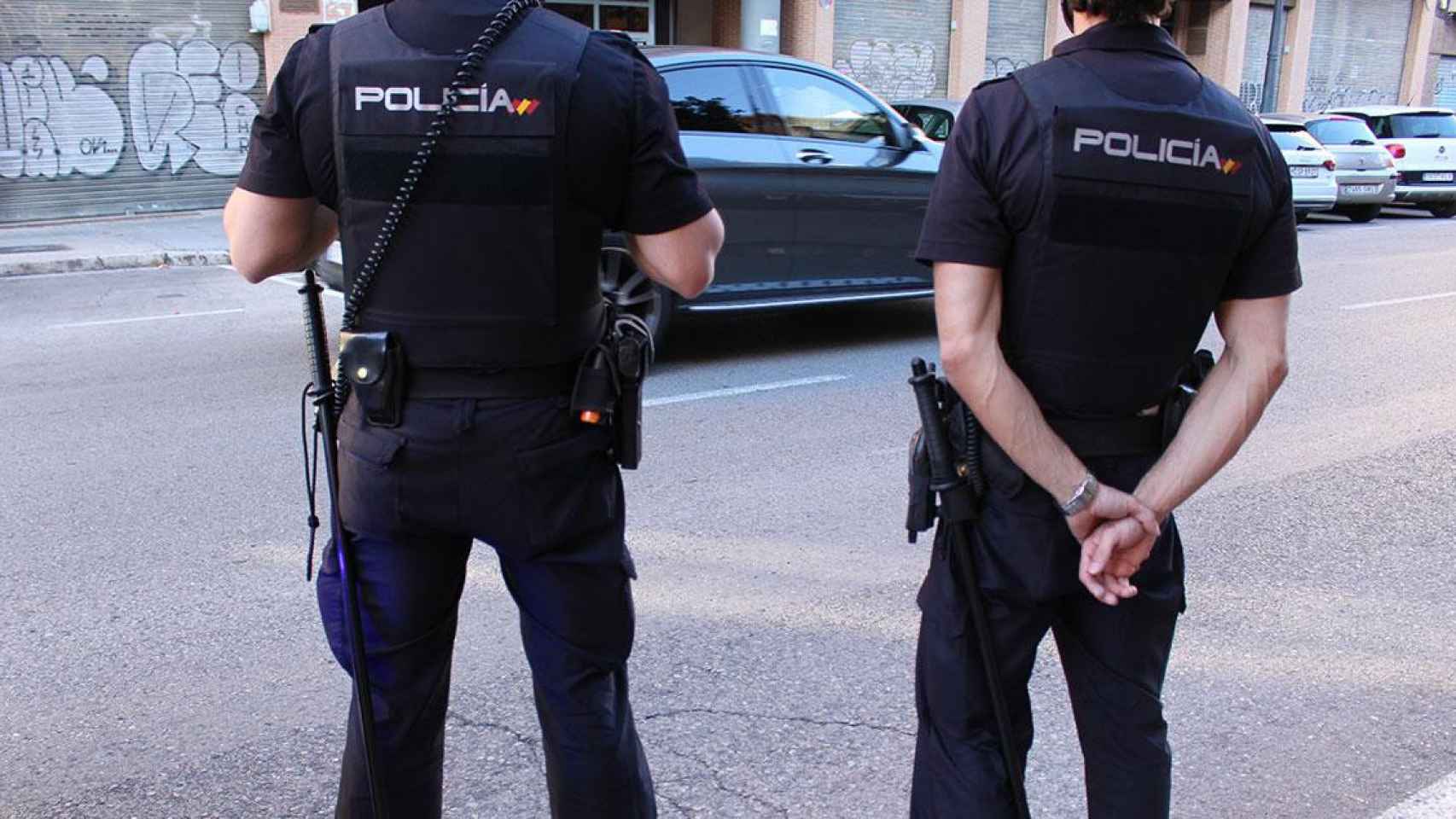 Imagen de archivo de agentes de la Policía Nacional, que halló el lunes el cadáver de una mujer devorado por sus gatos / EUROPA PRESS