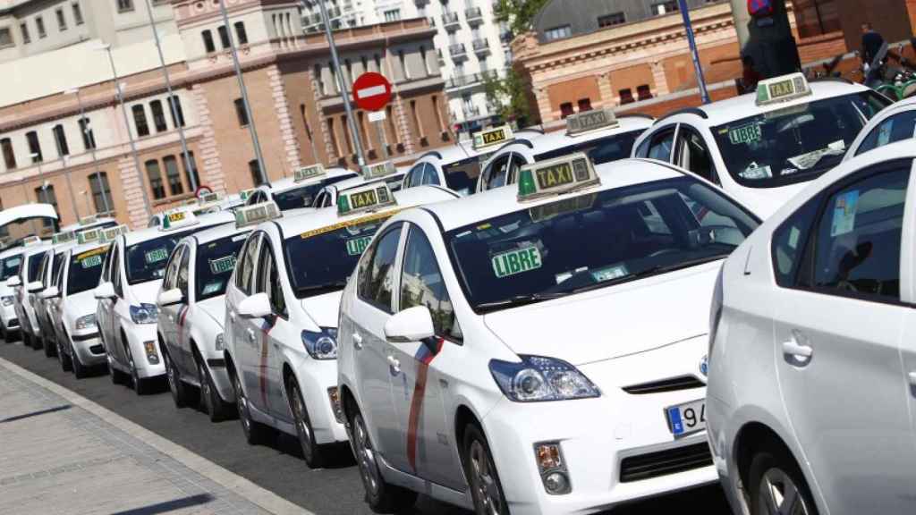 Una foto de archivo de taxis en Madrid