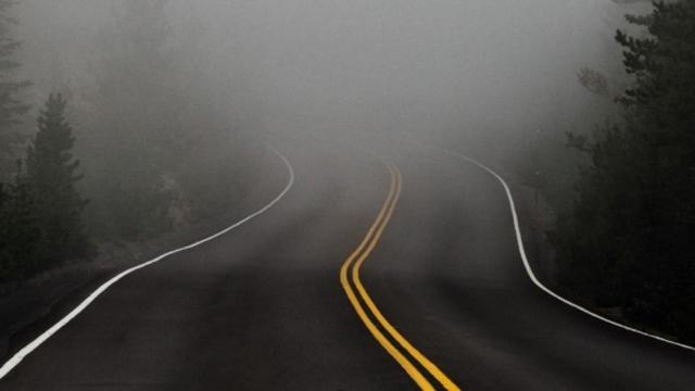 Carretera donde apenas se ve por la niebla / Katie Moum en UNSPLASH