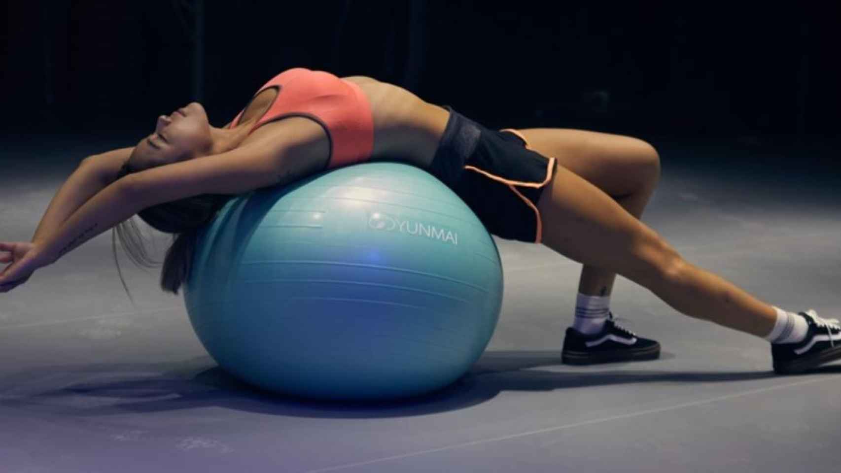 Pelota de fitball usada por una chica para estirar la espalda / Mr Lee en UNSPLASH