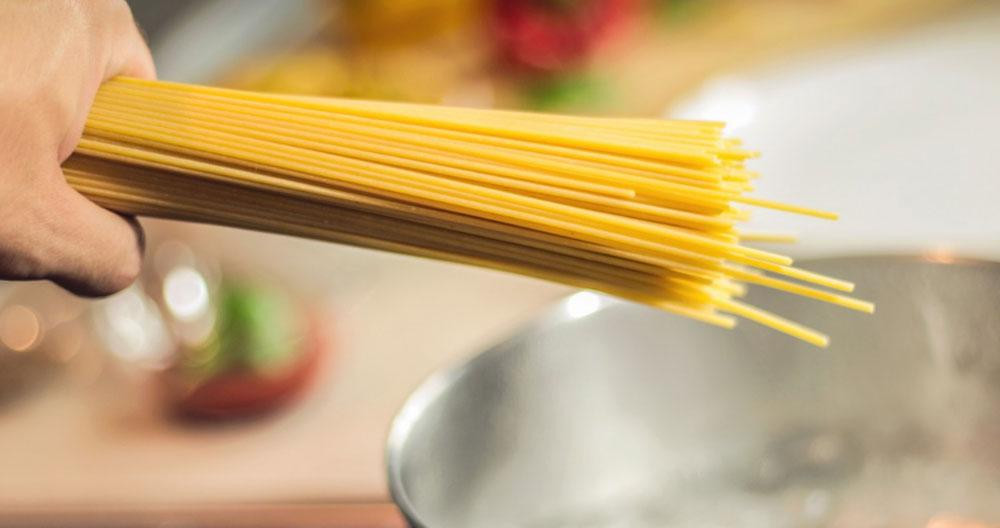 Un puñado de pasta ante la olla antes de cocerla / PXHERE