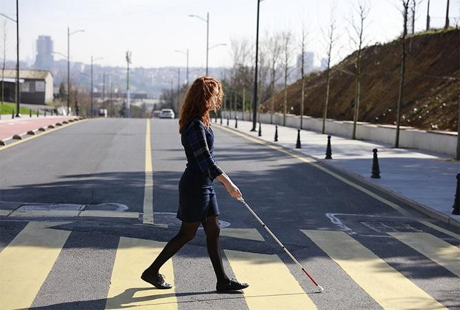 Mujer ciega usando el bastón / WEWALK