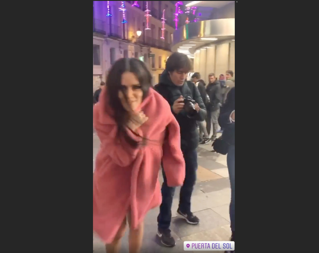 Cristina Pedroche con chaqueta de borreguito y ropa interior color carne en la Puerta del Sol / INSTAGRAM