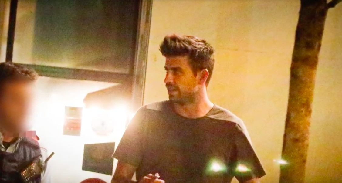 Gerard Piqué se ve las caras con la policía a la salida del restaurante / MEDIASET