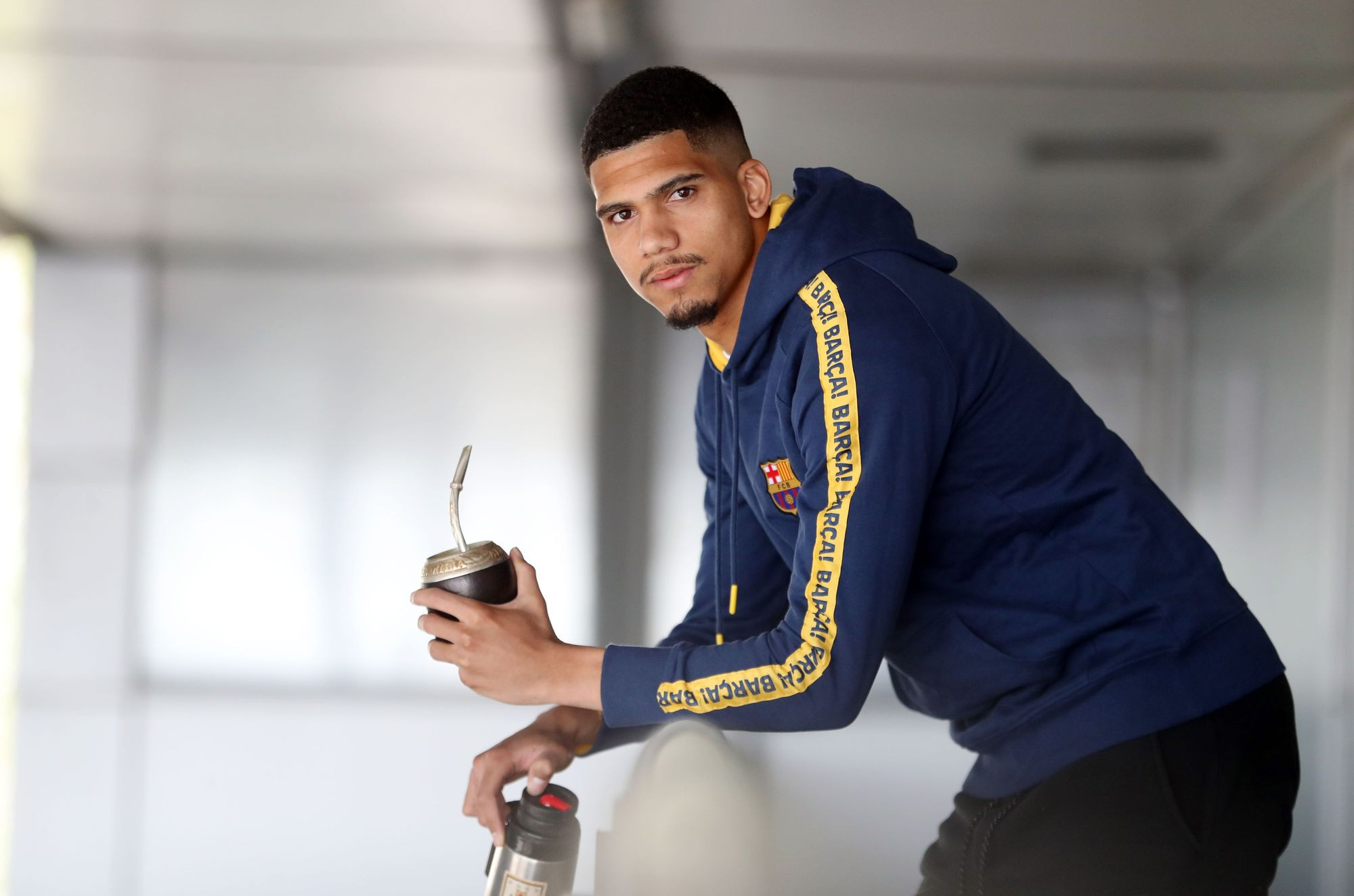 Ronald Araujo tomando un mate / FCB