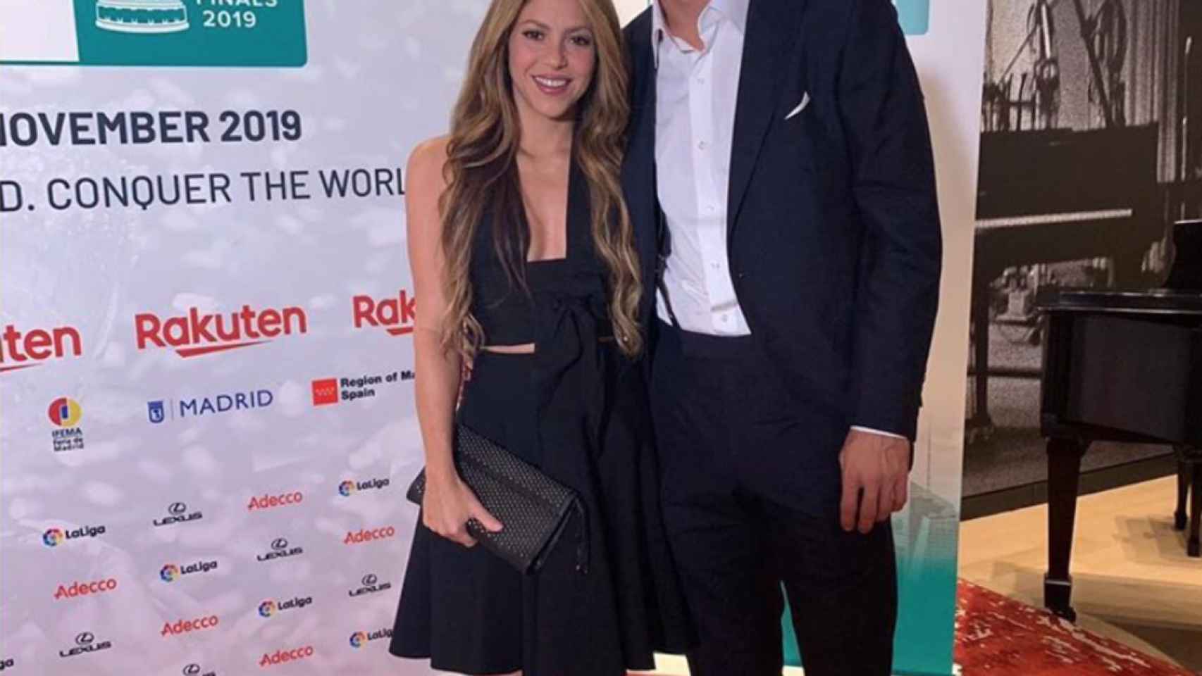 Gerard Piqué posa elegante junto a la hermosa Shakira