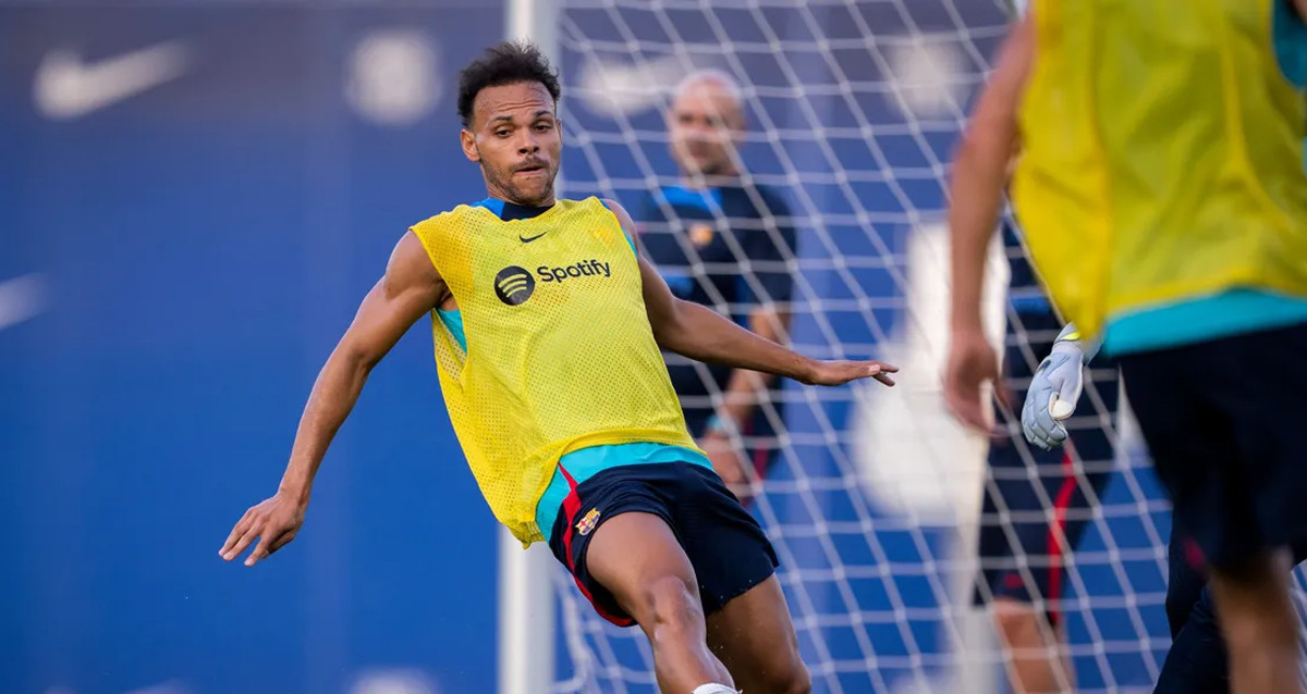 Martin Braithwaite, disputando el balón, en un entrenamiento del Barça / FCB