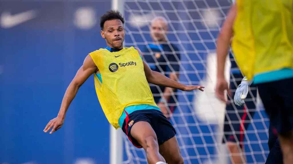 Martin Braithwaite, disputando el balón, en un entrenamiento del Barça / FCB