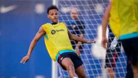 Martin Braithwaite, disputando el balón, en un entrenamiento del Barça / FCB